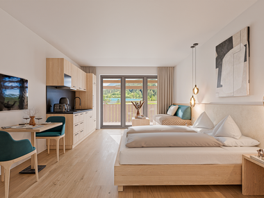 Modernes Hotelzimmer mit zwei Betten, Kochnische und Balkon mit Blick auf die Natur.