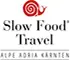 Logo von Slow Food Travel Alpe Adria Kärnten, mit einer Schnecke und dem Text in schwarz.